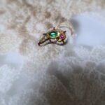 Handcrafted parrot-shaped Besar with emeralds, diamond polkis, and freshwater pearls – a striking mix of tradition and elegance.